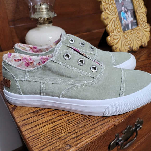 Sage Green Blowfish Slip-ons Size 8 WORN ONCE! - Picture 5 of 6